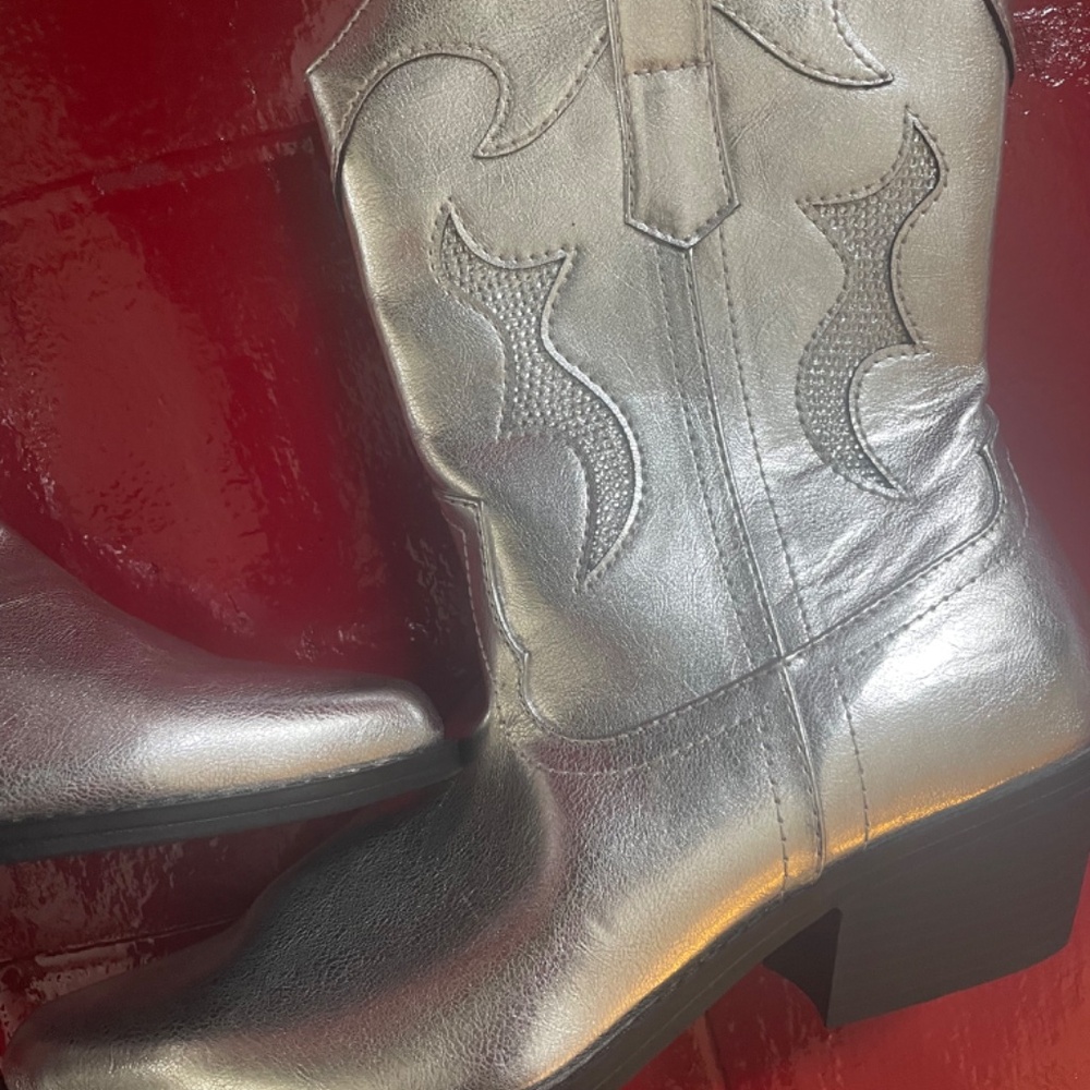 Cowgirl boots silver brand new and bedazzled - Picture 6 of 8
